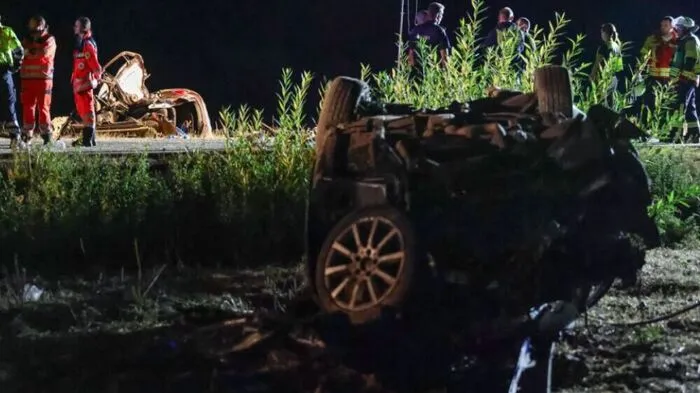 Die Feuerwehr nannte den Unfallort ein Trümmerfeld