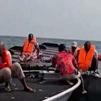 Hilfsmannschaften konnten einige Passagiere der Fähre retten