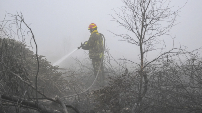 Der Brand fordert die Einsatzkräfte