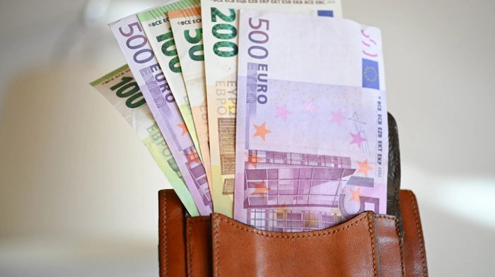 Eine volle Brieftasche macht einen Mann nicht attraktiver