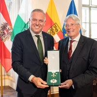 Landeshauptmann Mario Kunasek überreichte Landeshauptmann a. D. Peter Kaiser das Große Goldene Ehrenzeichen des Landes Steiermark mit dem Stern