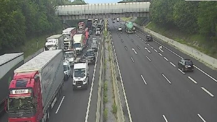 Auf den Fahrspuren in Fahrtrichtung Wien ist dichter Kolonnenverkehr zu sehen