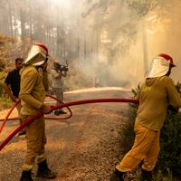Türkische Feuerwehrleute im Einsatz in der Region