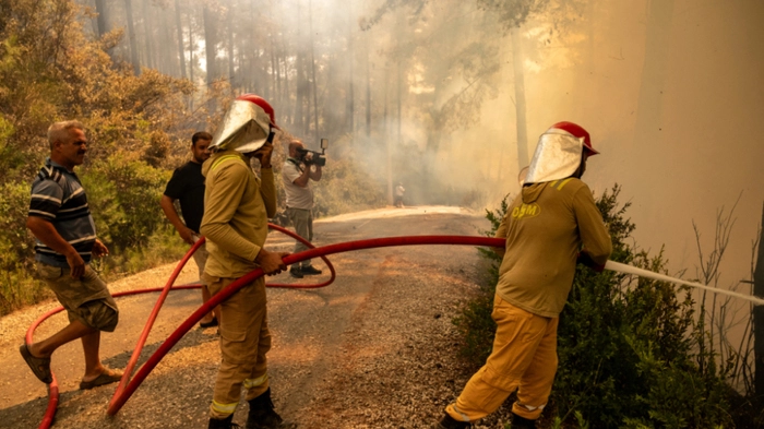 Türkische Feuerwehrleute im Einsatz in der Region