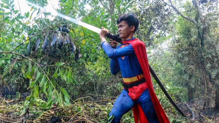 Superman im Einsatz gegen die Flammen