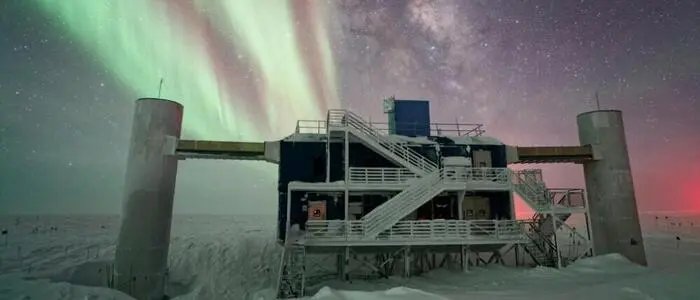 IceCube-Observatorium am Südpol macht Jagd auf kosmische Neutrinos