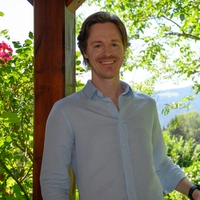Lied- und Opernsänger Georg Klimbacher auf der Terrasse seines Elternhauses in Ranitz