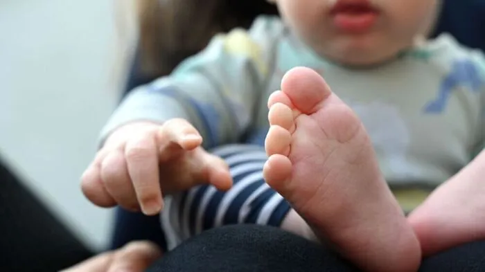 Nicht jede Babytrage passt von Anfang an
