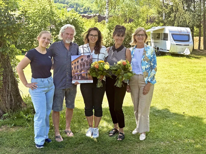 Zum Generationenwechsel gratulierten bereits Bürgermeisterin Susanne Kaltenegger (rechts) und Brucks Wirtschaftskoordinatorin Stefanie Gleixner (links)