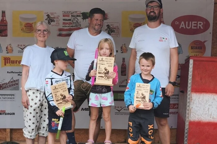 Das Publikum in der BMX-Arena feuerte die Fahrer in allen Disziplinen mit viel Applaus an. Teamchef Andreas Kogler (M.) zeigte sich am Sonntag bei der Siegerehrung mit Bundesrätin Gabriele Kolar (l.) vom Ablauf und den Ergebnissen des Mühlener Teams begeistert.  
