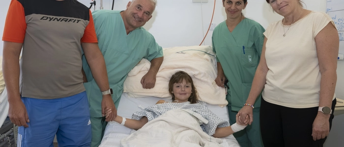 Vanessa mit ihren Eltern und den beiden Grazer Chirurgen nach dem Eingriff