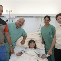 Vanessa mit ihren Eltern und den beiden Grazer Chirurgen nach dem Eingriff