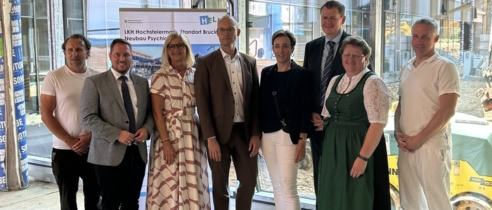 Der künftige Primar in Bruck Michael Schneider, FPÖ-Klubchef Triller, Bürgermeisterin Kaltenegger, Betriebsdirektor Manfred Kočever, Pflegedirektorin Johanna Mandl, Vorstand Drabek, LAbg. Karelly und Geza Gemes, stellvertretender ärztlicher Leiter