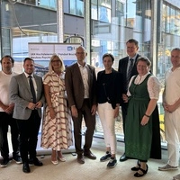 Der künftige Primar in Bruck Michael Schneider, FPÖ-Klubchef Triller, Bürgermeisterin Kaltenegger, Betriebsdirektor Manfred Kočever, Pflegedirektorin Johanna Mandl, Vorstand Drabek, LAbg. Karelly und Geza Gemes, stellvertretender ärztlicher Leiter