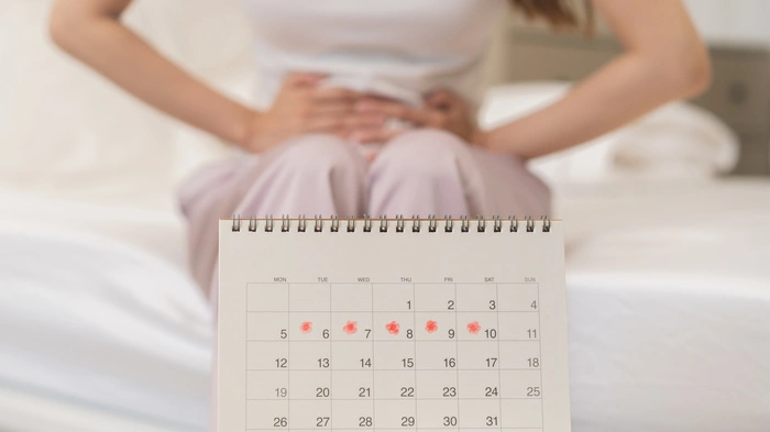 Der Kopf schmerzt, die Brüste spannen, die Laune ist im Keller: Bis zu 80 Prozent der Frauen erleben vor der Periode solche Symptome.