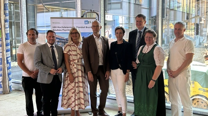 Der künftige Primar in Bruck Michael Schneider, FPÖ-Klubchef Triller, Bürgermeisterin Kaltenegger, Betriebsdirektor Manfred Kočever, Pflegedirektorin Johanna Mandl, Vorstand Drabek, LAbg. Karelly und Geza Gemes, stellvertretender ärztlicher Leiter