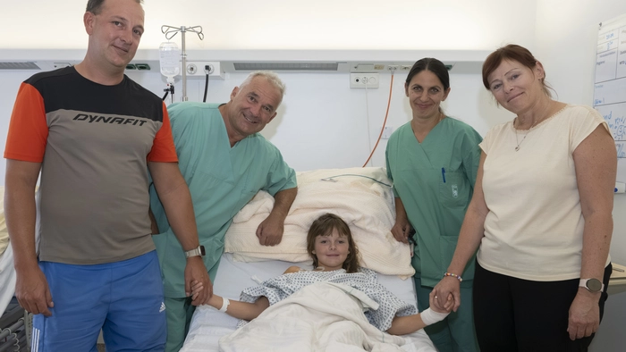 Vanessa mit ihren Eltern und den beiden Grazer Chirurgen nach dem Eingriff