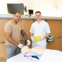 Die Kehlkopfmaske zur Beatmung richtig in den Rachen bringen: Auch das wird im Simulationszentrum geübt