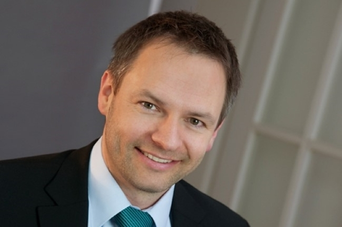 Günther Sagl (39) hat an der FH Kärnten Geoinformation studiert. 2012 promovierte er an der Universität Salzburg. Die Befähigungsprüfung für ein Ingenieurbüro legte er ab, um sich mit einem Ingenieurbüro für Geoinformatik, dem ersten dieser Art, selbstständig zu machen. „Ich biete IT-Dienstleistungen und Consulting im Bereich Geoinformatik und Data Science an“, sagt er: „Ein Schwerpunkt ist die Analyse großer Mengen an Mobilfunkdaten, um Netzverhalten und Mobilitätsmuster zu verstehen.“ Kaufmännische und rechtliche Kenntnisse erwarb er vor der Prüfung.