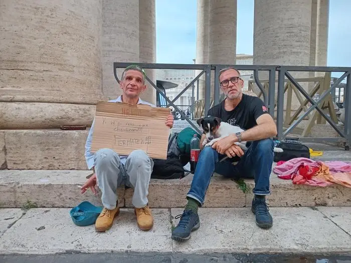 Andrea und Davide am Petersplatz. Die zwei Obdachlosen wollen auf jeden Fall auch beim Begräbnis dabei sein. 