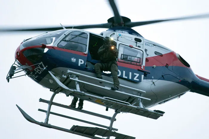 Dieser bietet den Einsatzkräften durch die Geräuschkulisse auch die Möglichkeit der Ablenkung, erklärte Cobra-Sprecher Detlef Polay.