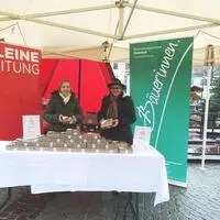 Schon in den vergangenen Jahren verkauften die Bäuerinnen Kekse für einen guten Zweck