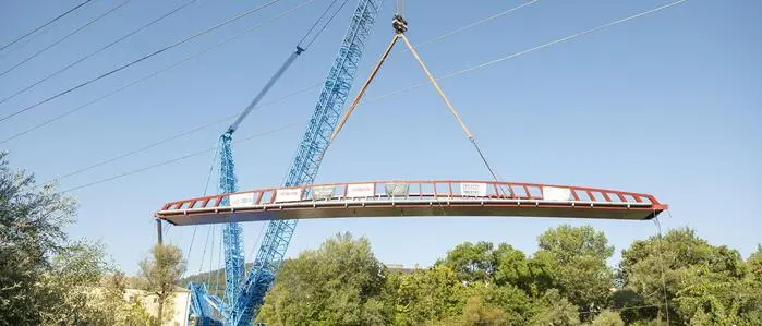 Einhub des Pongratz-Moore-Stegs in Graz: Ein 1.000-Tonnen-Raupenkran der Firma Felbermayr hob das rund 68 Meter lange Stahltragwerk zunächst etwa 20 
Meter in die Höhe, dann wurde es um 90 Grad gedreht