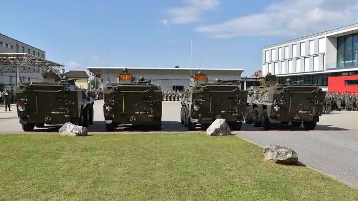 Im Jahr 1996 wurden 64 Stück Pandur-Panzer vom Österreichischen Bundesheer angeschafft und an das damalige Jägerregiment 5 in Straß ausgeliefert.