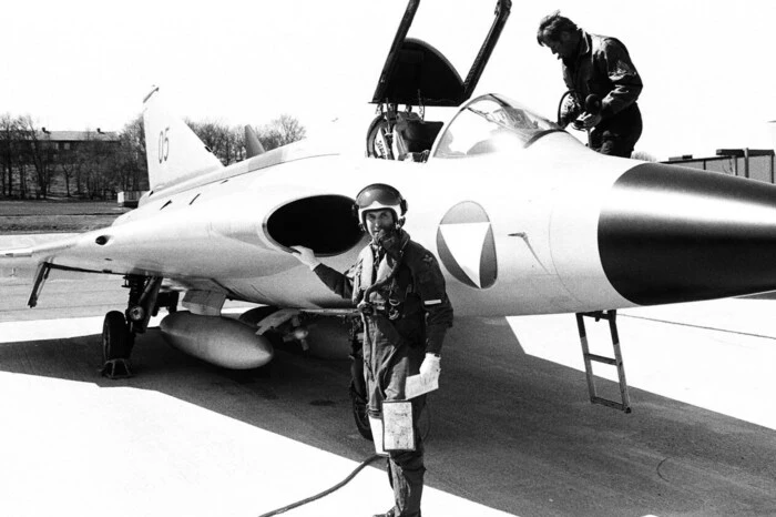 Erstmals fliegen Militärpiloten in Österreich mit Überschall. 2150 km/h oder Mach 2 beträgt die Höchstgeschwindigkeit des schwedischen Abfangjägers.