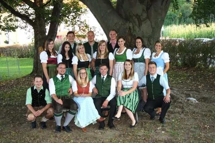 Dabei kamen aber nicht nur die Jungen zu Wort. Unter dem Tagesordnungspunkt „Die Bergresidenz – Landjugend G´schichten und (Alt)tagssachen“ erzählten Senioren über ihre Landjugendzeiten, was für Lacher im Auditorium sorgte.