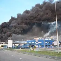Brennendes Werk in Mukatschewo. Das Foto wurde vom ukrainischen Außenministerium veröffentlicht