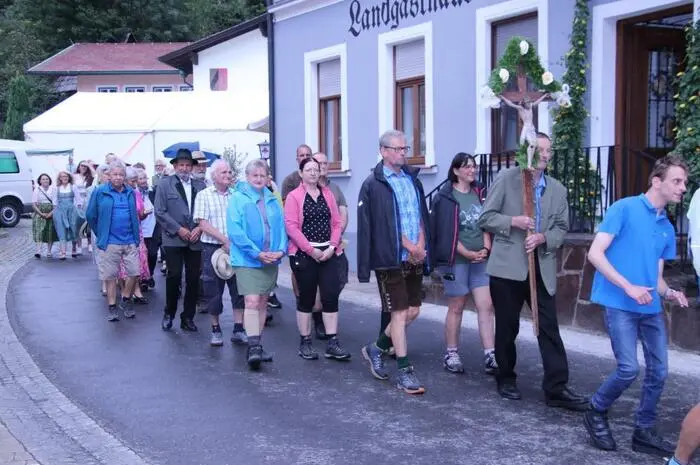 Die Blasmusik spielte auf, die Fußwallfahrer aus Kainach und Salla wurden am Dorfplatz empfangen und zogen gemeinsam mit dem Kameradschaftsbund und den Gläubigen in die kleine schmucke Landkirche, wo der Gottesdienst mit Pfarrer Winfried Lembacher gefeiert wurde.
