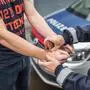 Polizei legt Handschellen an.