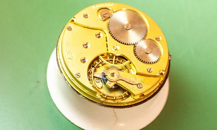 Von ganz klein bis ganz groß: Zwischen einer filigranen Taschenuhr und einer Kuckucksuhr etwa liegt ein großer handwerklicher Spagat