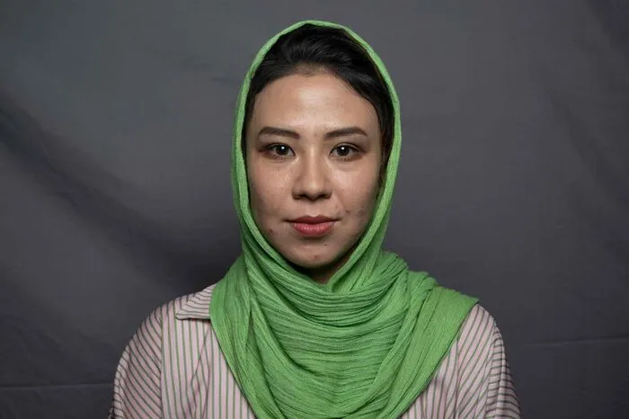 Mathematik- und Robotiklehrerin Sumaya Sultani, 27, posiert für ein Porträt in Herat. "Vor dem Zusammenbruch nahm ich an internationalen Technologieveranstaltungen teil, arbeitete bis spät in die Nacht an verschiedenen Projekten und trainierte das afghanische Robotik-Team für Mädchen. Aber nach der Machtübernahme der Taliban wurde alles, wofür wir gearbeitet und was wir erreicht hatten, zu Staub. Wir mussten alle unsere Träume vergessen", sagt Sultani. "Jeder hat Angst, aber wir können wegen unserer Ängste nicht einfach zu Hause sitzen".