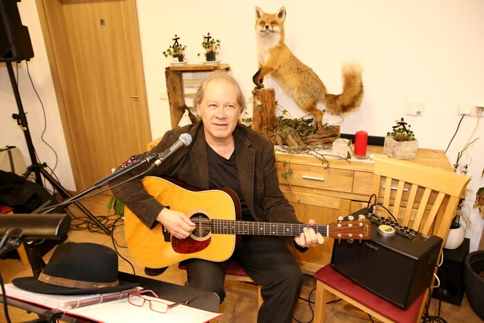 Der bekannte Liedermacher Marcus Petek ... 