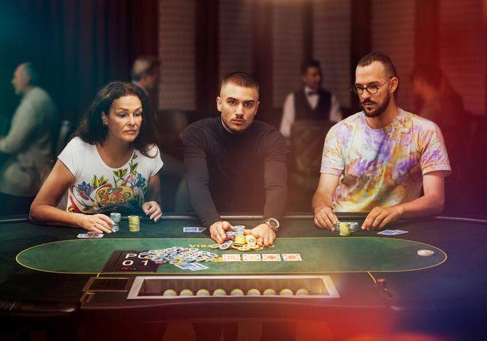 Gemeinsamer Spaß am Pokertisch | Wer sich nicht ganz sicher ist, kann sich die Spiele von einem Croupier in Ruhe erklären lassen