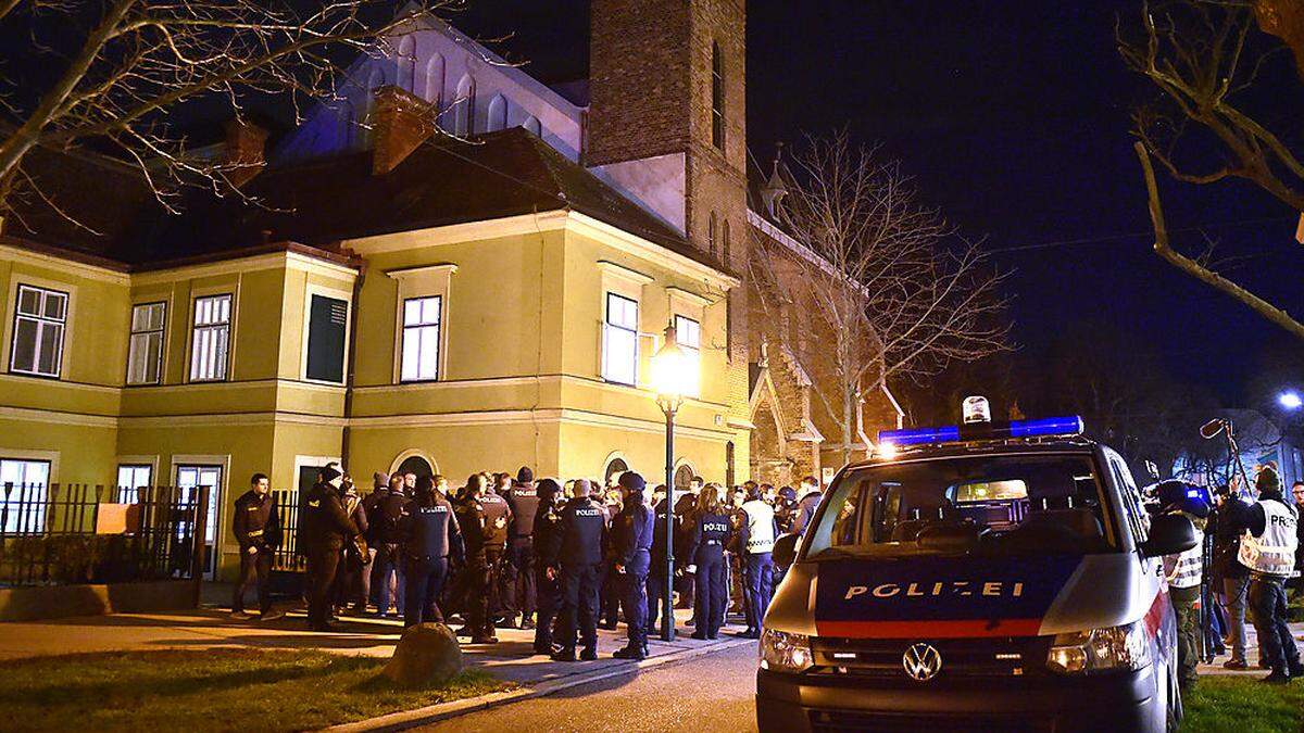 Großeinsatz nach dem Überfall auf Wiener Kirche