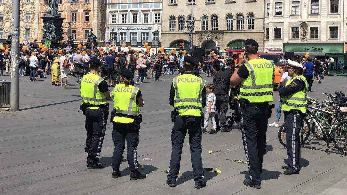 Die Demo verlief ruhig, laut Grazer Polizeibeamte