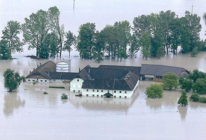 Der Hof der Familie Grilnberger während der Überschwemmung