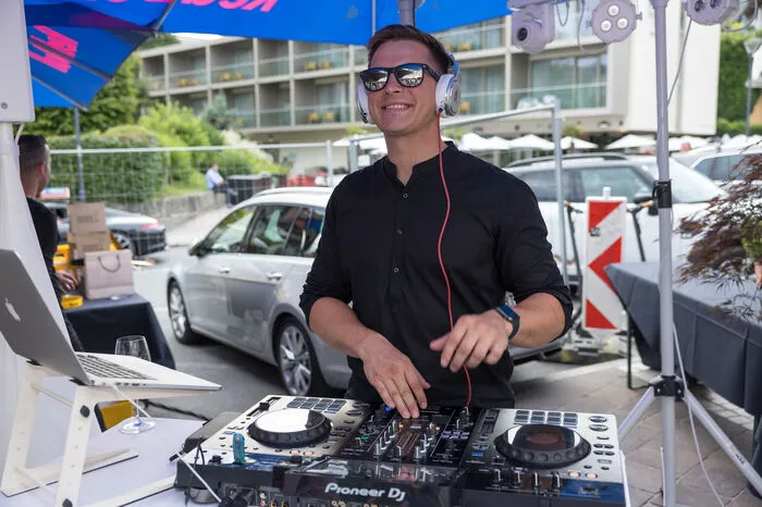 Am Freitag wurde sie nun eröffnet - mit DJ, viel Essen und Showeinlagen. Mit dabei waren auch einige prominente Gesichter wie Maria und Charly Temmel, die mit ihrem Eis auch Los Angeles erobern und die zwei Musiker Marco Schelch sowie Silvio Samoni.