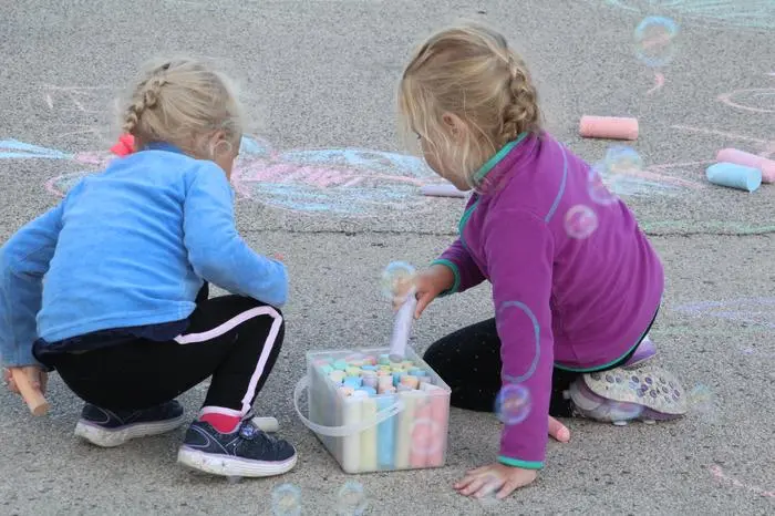 Kinder lieben es, mit Gleichaltrigen zu spielen