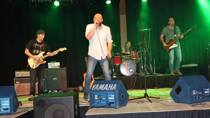 Am Samstag brachten die drei Kärntner Rockbands „Hansi &amp; The Gre­tels“, „Jam Trax“ und die „Mül­lio­nä­re“  den Stadtsaal Feldkirchen zum Beben. 