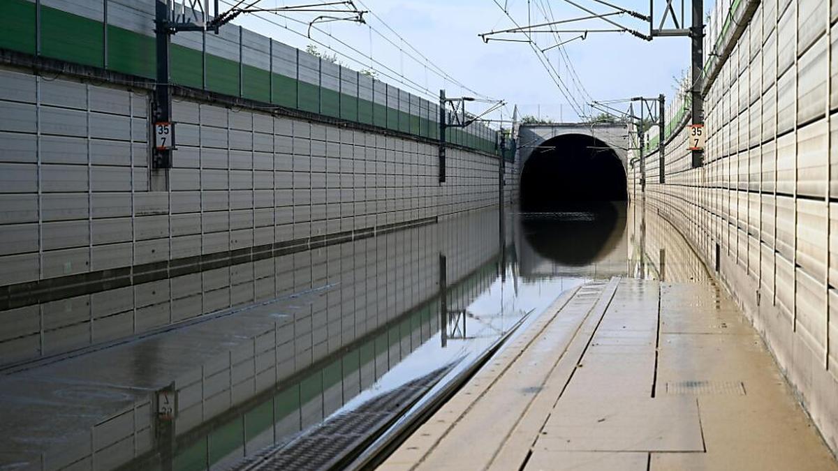 Die wegen Hochwasser gesperrte neue Weststrecke (aufgenommen am Mittwoch, 18. September, beim Ostportal Atzenbrugger-Tunnel in Niederösterreich)