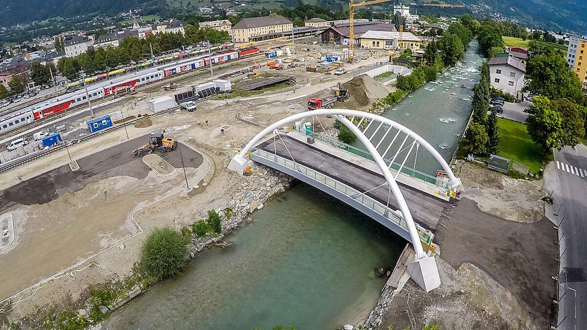 Sie ist der Blickfang am Bahnhofsareal, die neue Draubrücke, die 2020 für den Verkehr freigegeben wird