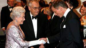 Königin Elizabeth II. und James Bond Daniel Craig