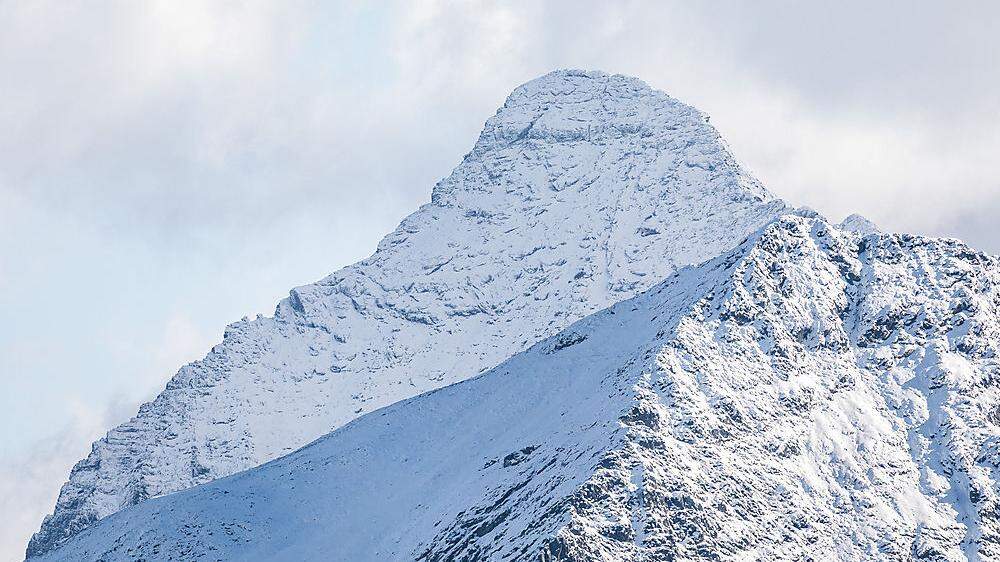 Der Gipfel des Hochgollings (Schladminger Tauern) trägt schon seit einiger Zeit Schnee