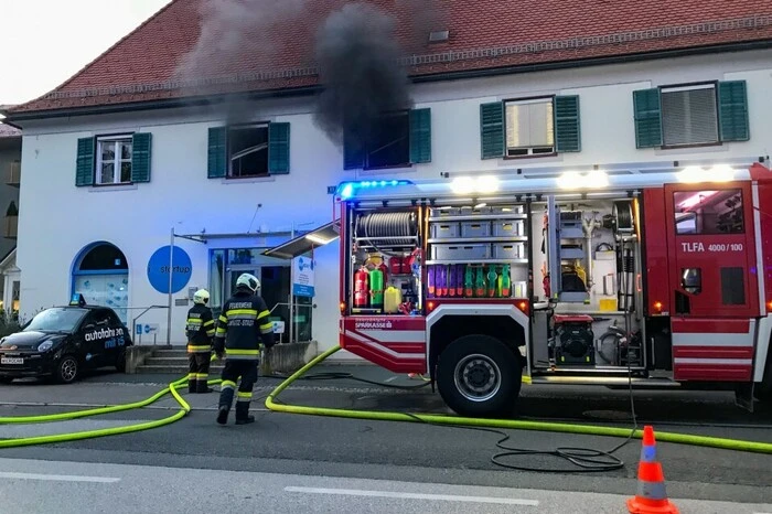 Mitarbeiter des Betriebs hatten die Flammen bemerkt und die Einsatzkräfte verständigt