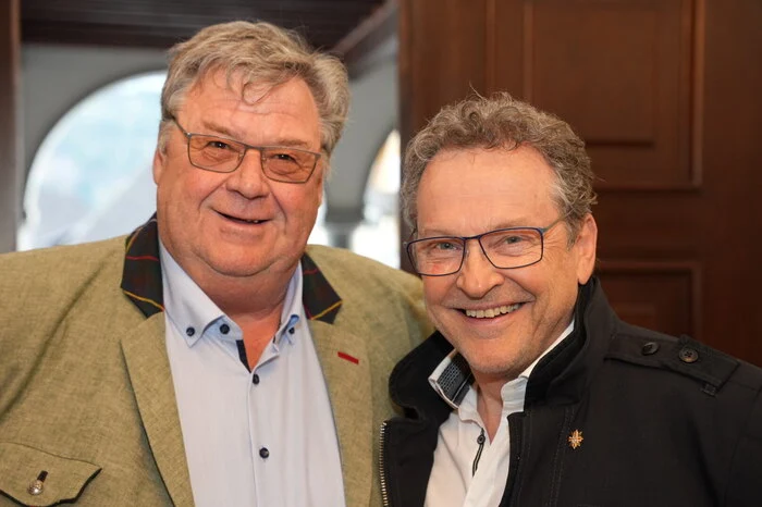 Immobilienentwickler Manfred Siller mit Musikwochen-Obmann Josef Pleikner.