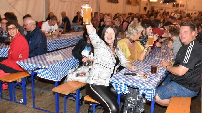 Im Krumpendorfer weiß-blauen Festzelt ging am Freitag bei der Eröffnung des zweitägigen Oktoberfestes der Freiwilligen Feuerwehr Krumpendorf wieder die Post ab. Die Lauser spielten.